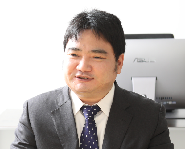電話で応対する人